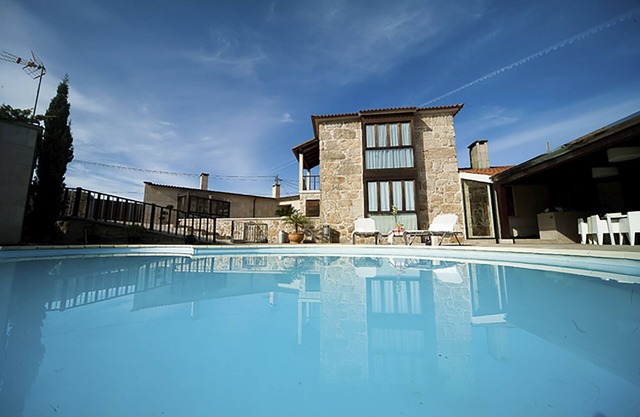 6 bedroom villa with pool in the Rías Bajas