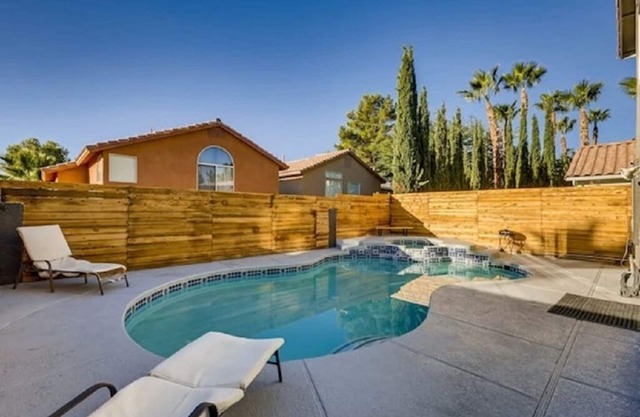 6 Beds, 2.5 Bath - Private Pool/Spa - Steam Room