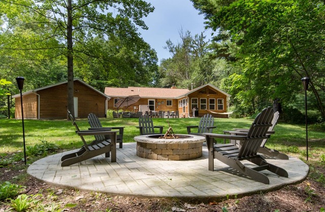 6 Beds, 3 Baths Recently renovated sleeps 14 (10 Adults, 4 Children) .