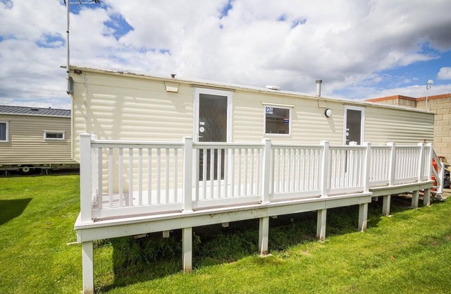6 berth caravan at Naze Marine Holiday Park in Essex ref 17226C