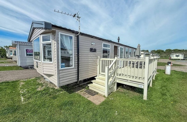 6 berth caravan with decking at Sunnydale Holiday Park ref 35243KG