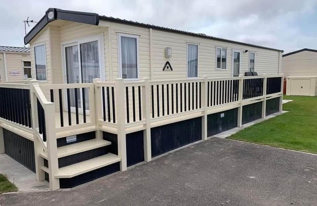 6 BERTH DELUXE CARAVAN PALM GROVE 42