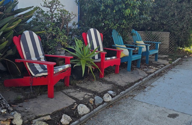 6 blocks to Santa Monica beach, great neighborhood