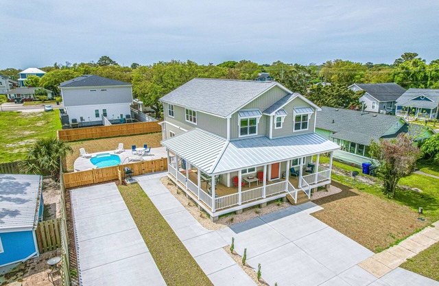 6 BR/6 Ba w/Pool & Hot Tub, ample Parking, close to Beach & Downtown!