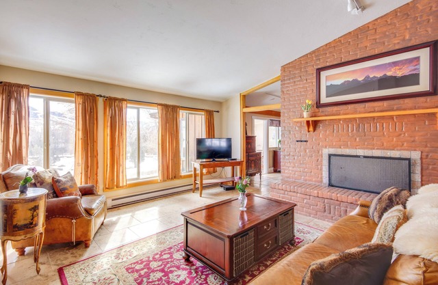 6 Mi to Chico Hot Springs: Villa w/River Access