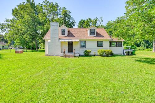6 Mi to Dtwn Charming Home with Yard in Charlotte