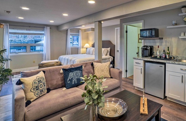 6 Mi to Dtwn Parker: Serene Studio Suite!