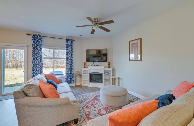 6 Mi to PNC Music Pavilion: Concord Townhome