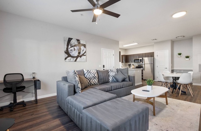 6 Miles From Banner Thunderbird w/Pool and Gym