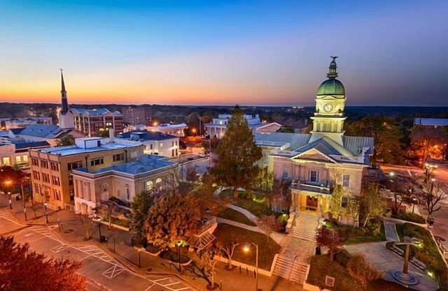 6 min to DT/UGA—Backyard + Pool—WIFI—BBQ—Indoor Fireplace