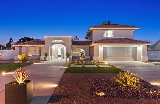 6 Mins from Strip/Airport! RVParking! Pool/Pickleball! FamiliesWelcomed!