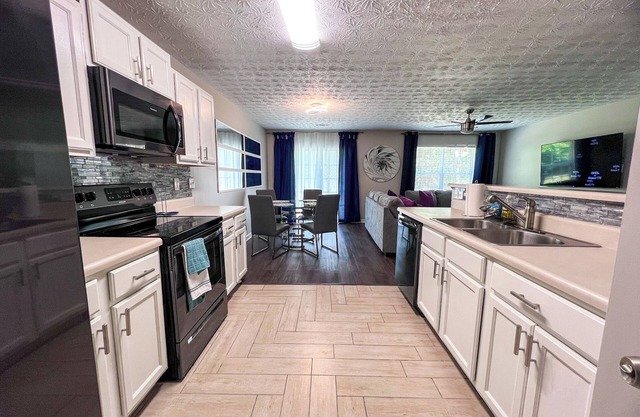 6 minutes drive from Airport & 15 minutes from downtown Atlanta