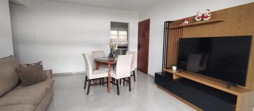 600 · Apto novo 2/4 com ar condicionado centro