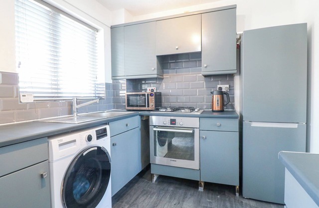 62 HERITAGE DR, family friendly, with a garden in Clowne