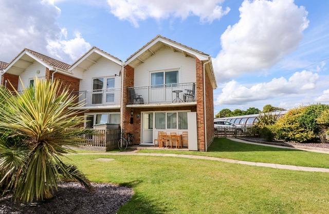 63 THE WATERSIDE HOLIDAY PARK, pet friendly, with pool in Corton