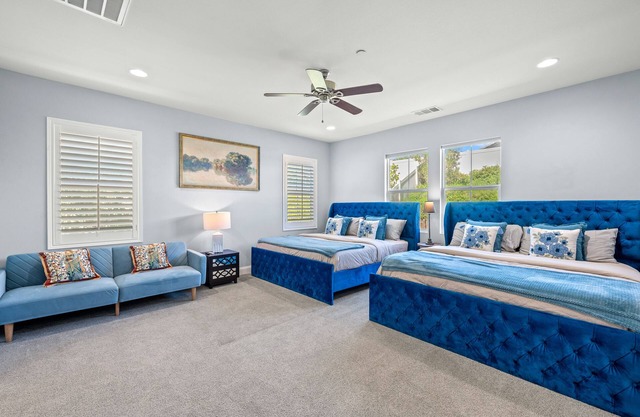 6BD/3BA/Villa/10Beds/Grill/NearUCR/Large Space/clean/outdoor furniture