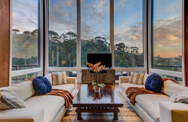 6BD/4BA Hilltop Home w/Hot Tub, Billiards & Views!