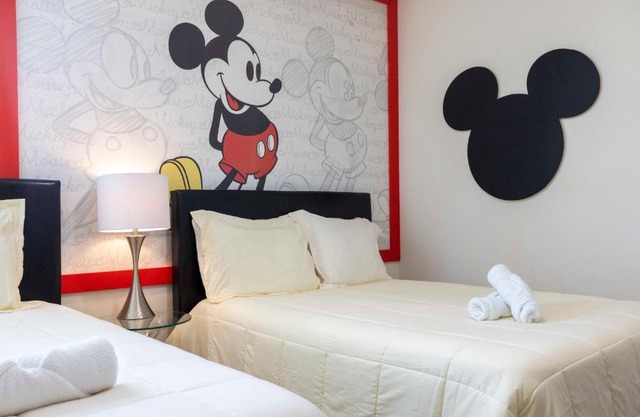 6BD 5BA w Pool & Spa 15 min from Disney