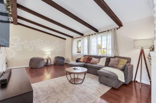 6BD Near DT - BBQ Grill, Games & Football Fun