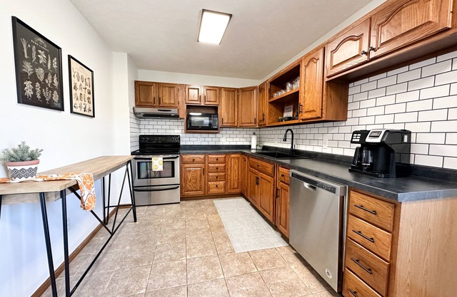 6BR/2.5BA Home on Retreat-like Acreage