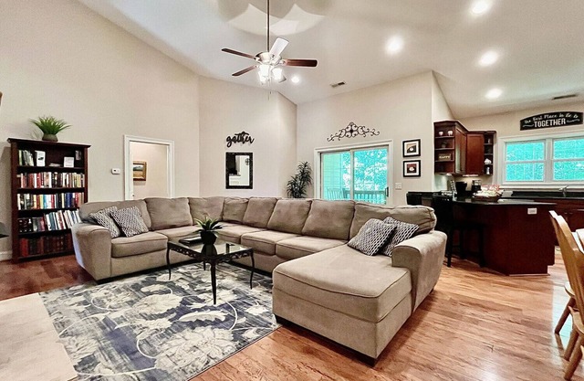 6br/4ba Home w/Game - weekly and monthly rates available