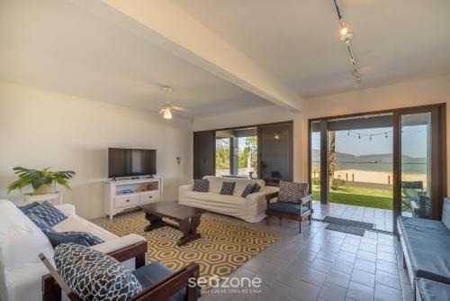 6BR Beachfront Home in Bombinhas ABM0101