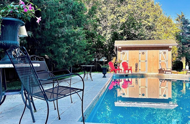 6BR Gated Home w Pool & Indoor Hot Tub- Chef’s Kitchen- 1.6 Acres Grand Piano