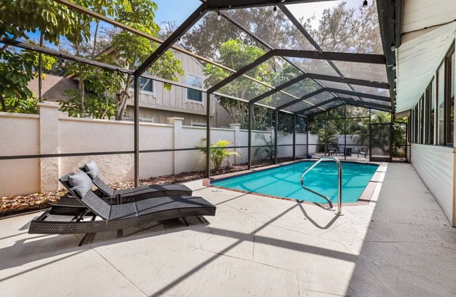 6BR gem! Sleeps 15+ Heated Pool, putting green, Theater Room, Close to AMI