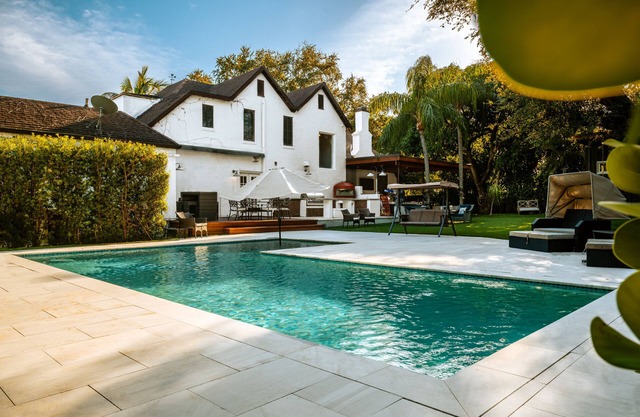 6BR King Bed, Pool with Huge Yard