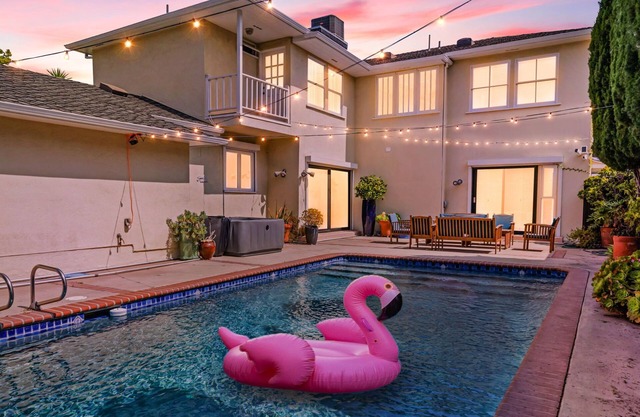 6BR Villa with Pool, Jacuzzi & Game Room, Walk to Rodeo Drive