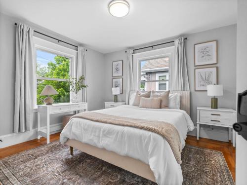 6BR3BATH Home with FREE Parking & Outdoor Furniture