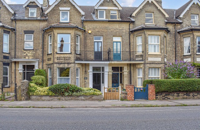 7 bedroom accommodation in Lowestoft