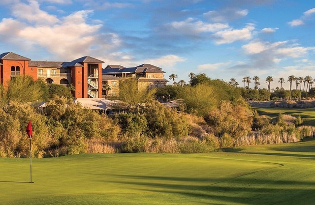 7 mi. from Coachella a Cozy 2 bdrm. fully furnished condo at a beautiful resort