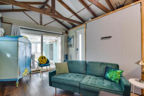 7 Mi to Dtwn Studio with Screened Porch in Tampa