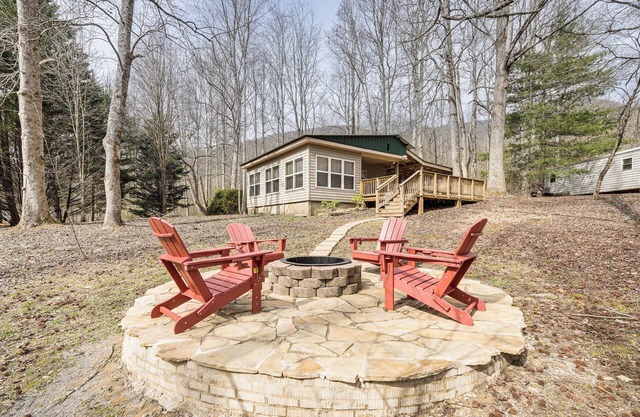 7 Mi to Lake Chatuge: Creekside Cabin w/Decks!