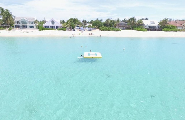 7 Mile Beach Penthouse Style Condo with Pool View and Rooftop