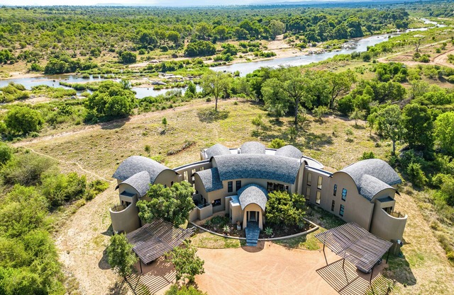 7 mins to Kruger National Park. Secure, luxury family villa overlooking the Park