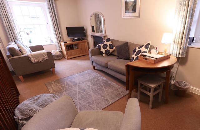7 Queens Square. Superb cottage & location in Kirkby Lonsdale. Sleeps 1 to 6.