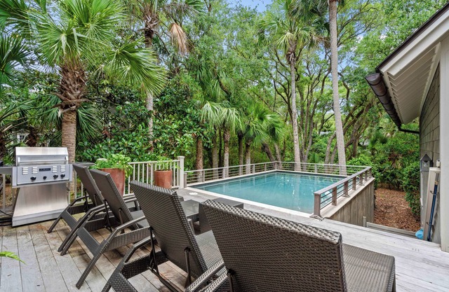 70 Forestay: 6 Bedrooms, Private Pool, Walk to Beach, Beach Gear/Bike Credit