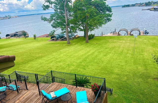 70 jet spa, lakefront, boat lift, swim/fish dock, huge yard, grill, Lrg 3300sf