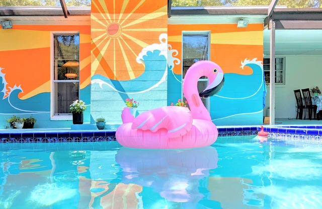 70's Retro River House Float-in Movie HeatedPoolSpa Kng Beds BGardens Moffit USF