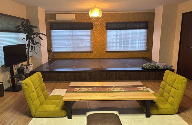 70 square meters in size with modern tatami mats. A spacious and open room with a harmony of traditional Japanese and Western styles.