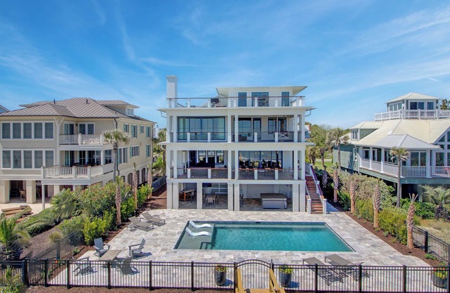 710 Ocean Boulevard by AvantStay | Oceanfront, Private Pool + Rooftop Deck