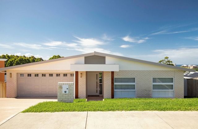 76 Red Head Road with luxuries outdoor pool