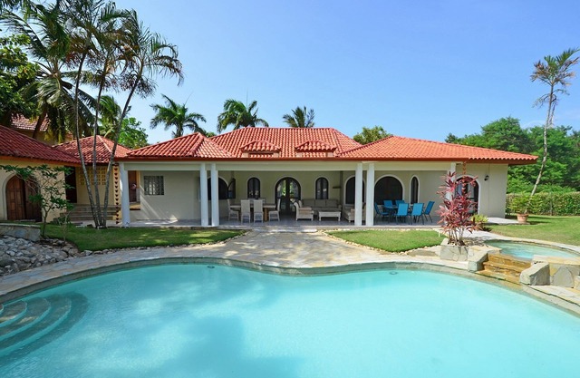 7BD Guest-Friendly Villa with Private Pool, Jacuzzi and Billiard, near Beach!