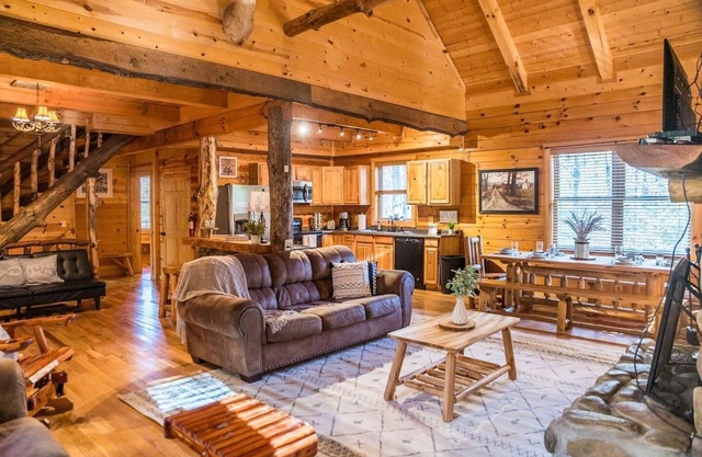 7BR/3BA Cabin, HOT TUB, game room