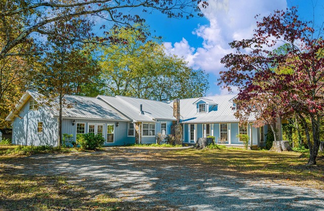 7BR/4BA, Sleeps 21! Adjoins National Park. Trails/Pond. Lookout Mtn. Cabin