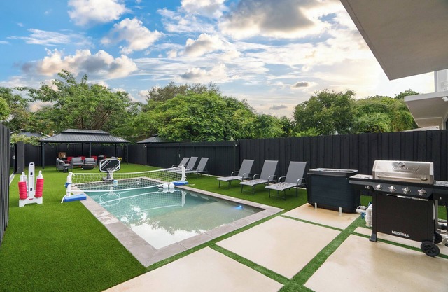 7BR Design District Two Villas, Private Pool, Backyard, Outdoor Lounge & Dining