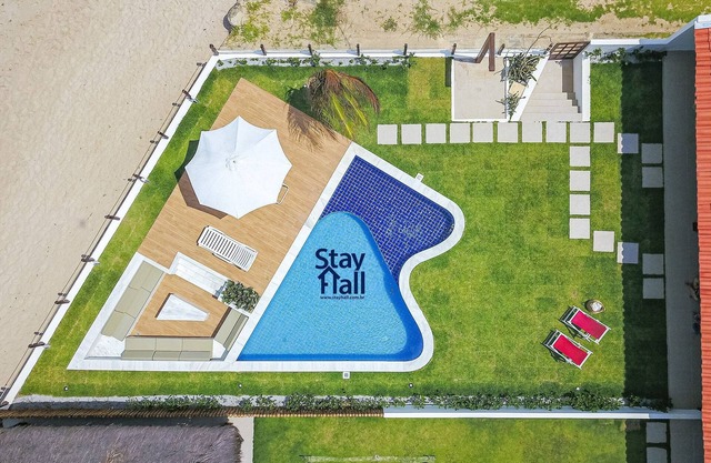 8 Bdrm Waterfront & Private Pool and Cook 024025