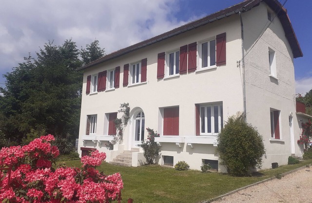 8 bed, stunning pool & outdoor kitchen in village